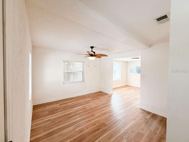 Building Photo - 4009 Deleuil Ave