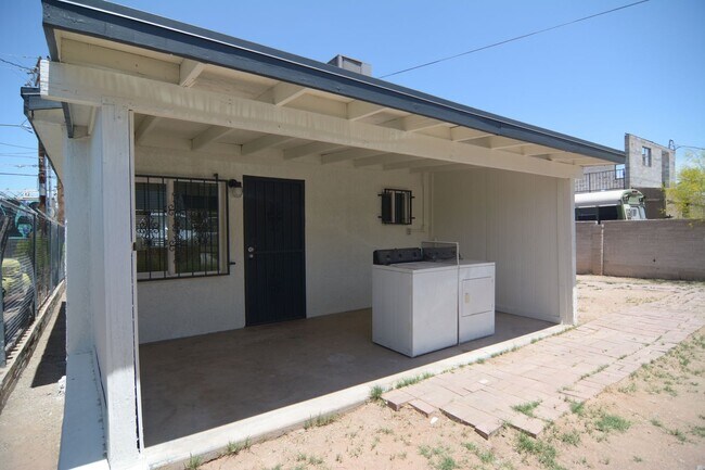 Building Photo - Charming 1 Bedroom 1 Bath House! Great Central Tucson Location!