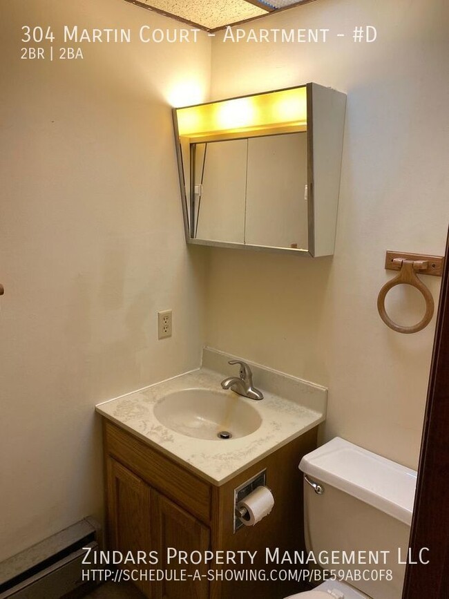 Building Photo - Updated bilevel 2 bedroom 1.5 bath townhou...