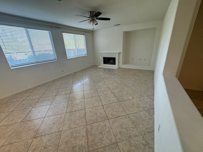 Building Photo - 6 bedroom 4.5 baths in Corona CA