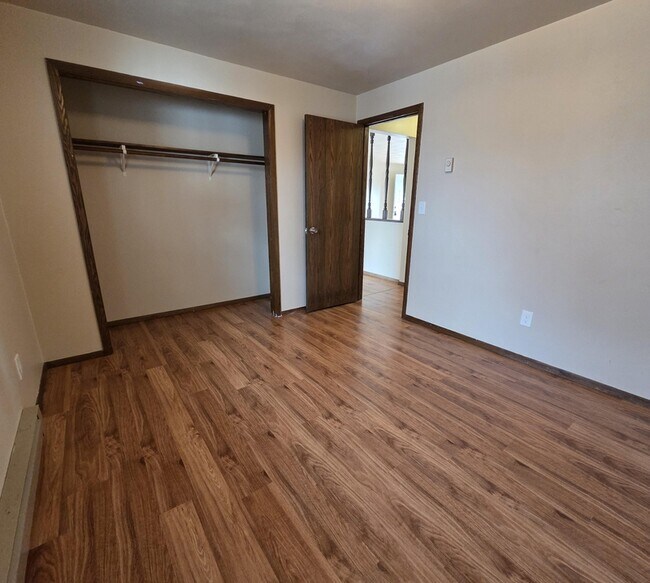 Building Photo - 1140-1142 W Weiland Ln