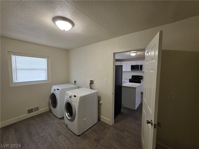 Building Photo - 1590 Mustang Dr