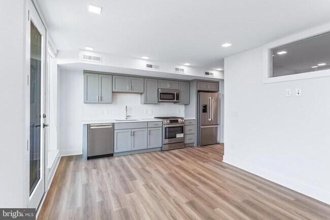 Building Photo - 701 N Henry St