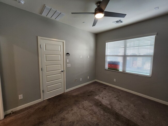 Building Photo - 3 Bedroom Townhome in the Fincher Fields C...