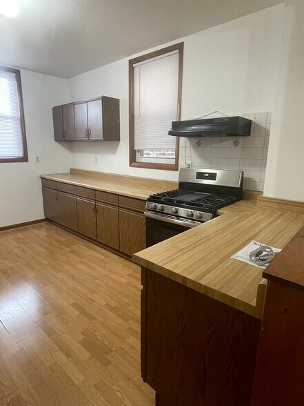 Kitchen - 3153 S Emerald Ave