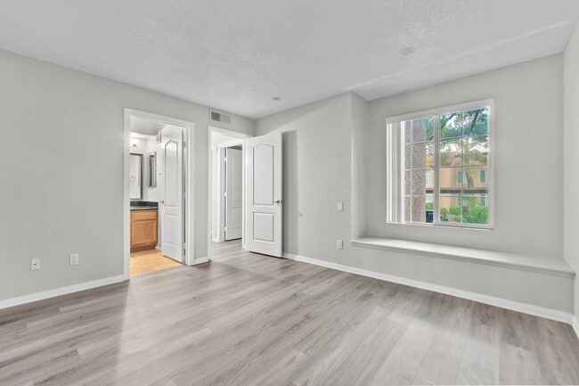 Building Photo - Stunning 3 bedrooms 2 full bathrooms first...