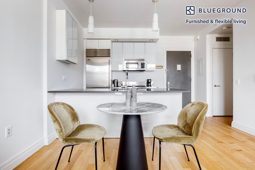 Building Photo - 550 W 54th St