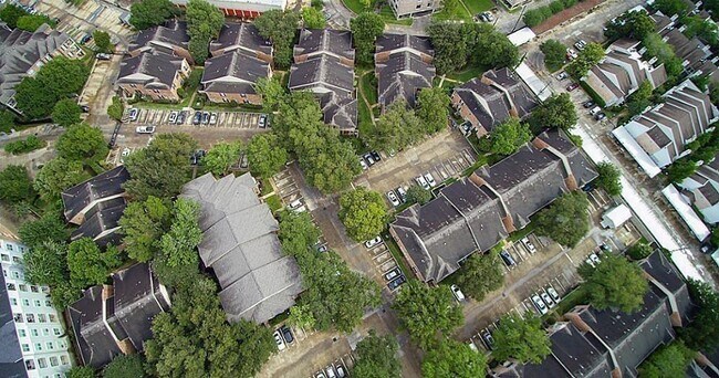Building Photo - 2255 Braeswood Park Dr