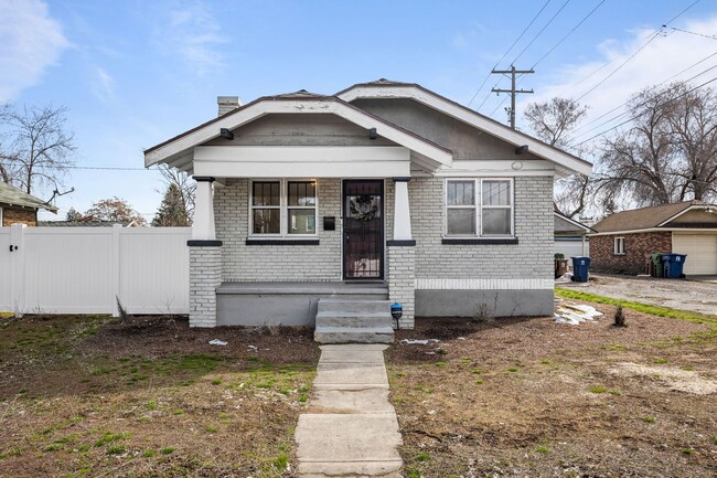 Building Photo - Newly remodeled 3 bedroom 2 bath brick bun...