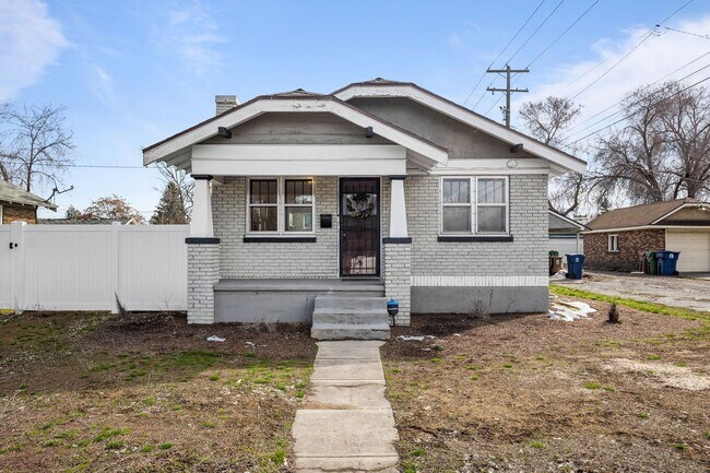 Building Photo - Remodeled 3BR/2BA Brick Bungalow - Fireplace, Finished Basement & Garage