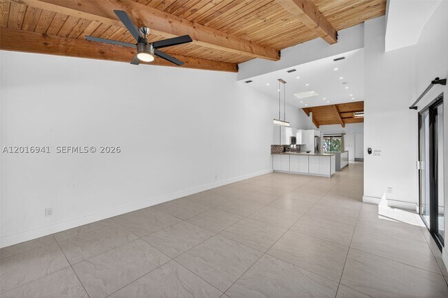 Building Photo - 2619 Parkview Dr S