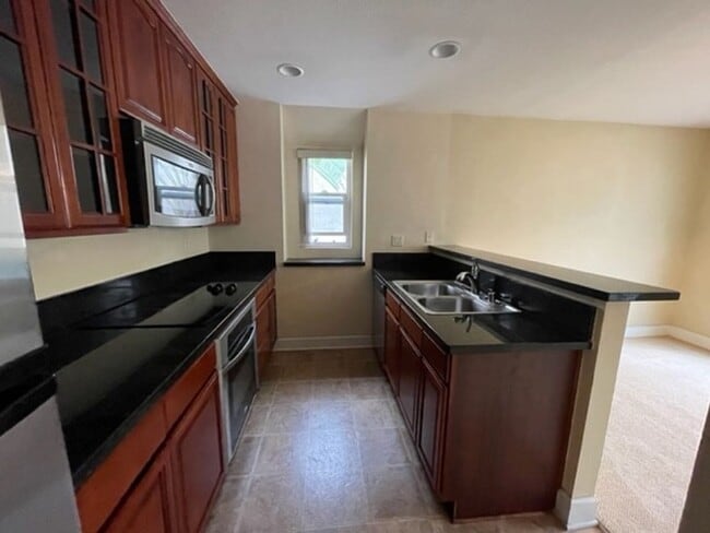 Building Photo - 2 bedroom, 2 bath top floor condo in La Jolla
