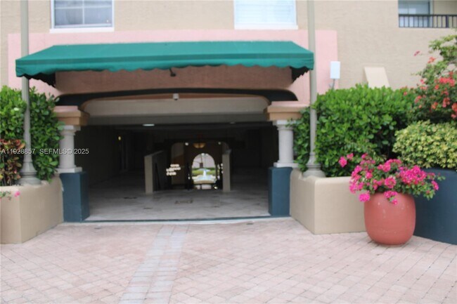 Building Photo - 520 SE 5 Ave