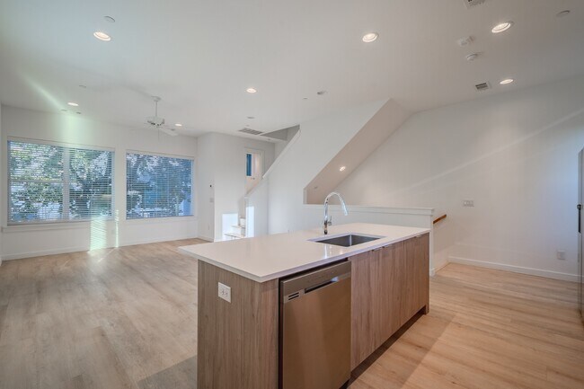 Building Photo - Stunning Modern Townhomes Newer Construction :: Henderson & Greenville Ave area