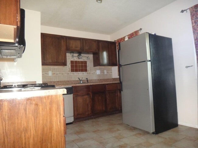 Building Photo - Great 3 bedroom with full basement!