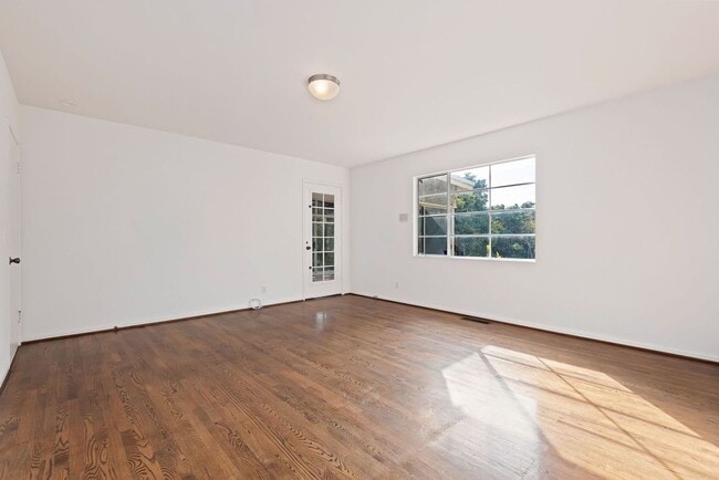 Building Photo - Located in the MUS - Unfurnished Serene El Bosque Home Available November