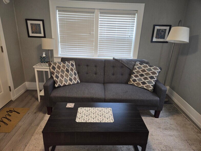 Building Photo - 1213 5th St