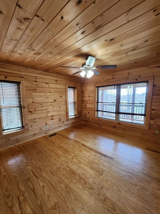 Building Photo - LOCATION! Black Mountain Log Cabin with a ...