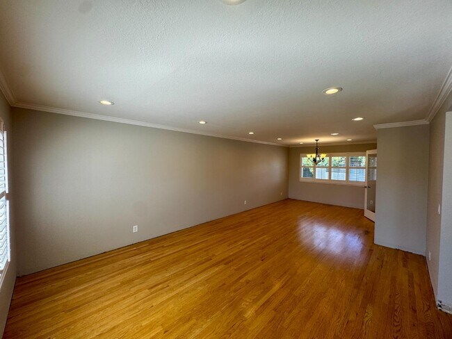 Building Photo - 1318 Deb Ct