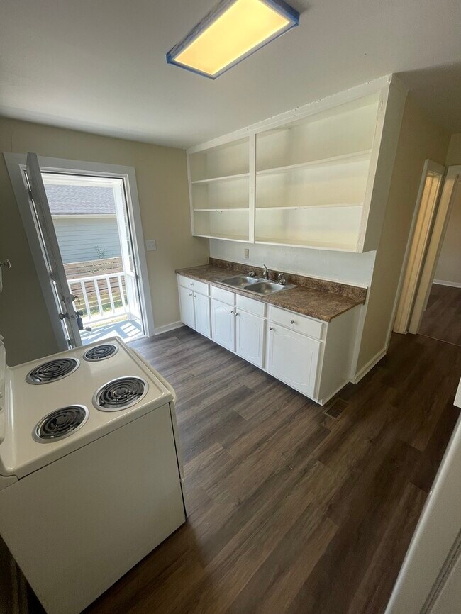 Building Photo - 1BD 1BA Duplex