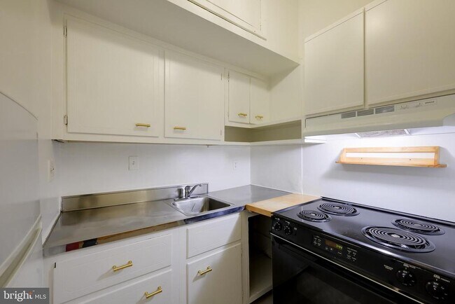 Building Photo - 2908 Q St NW