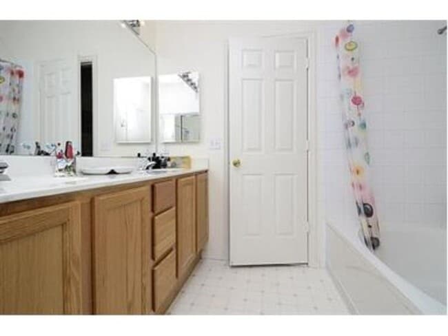 Building Photo - 2 bedroom 2 bathroom in Turtle Creek