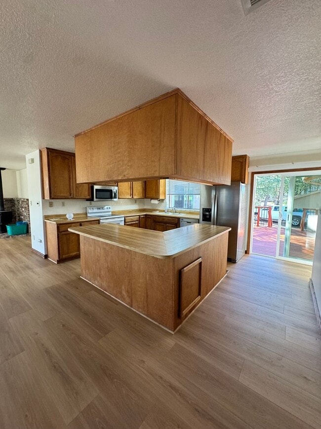 Building Photo - Beautiful Partial Lake View Home on the Go...