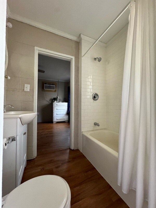 Building Photo - 402 S Holly St