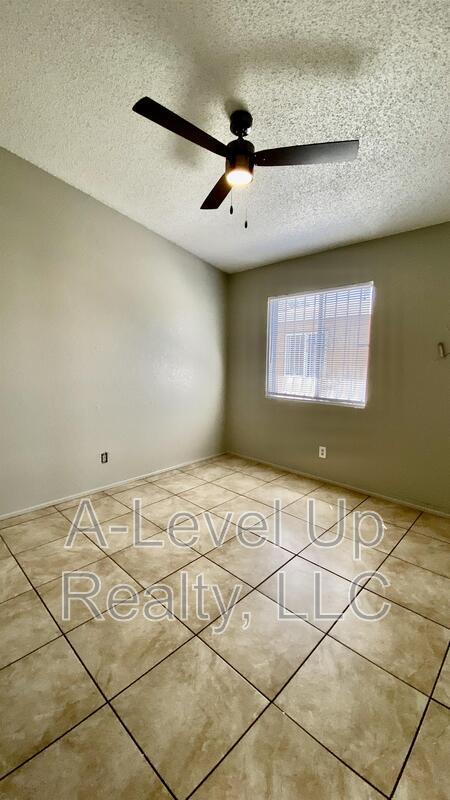 Building Photo - 405 E Thoroughbred St