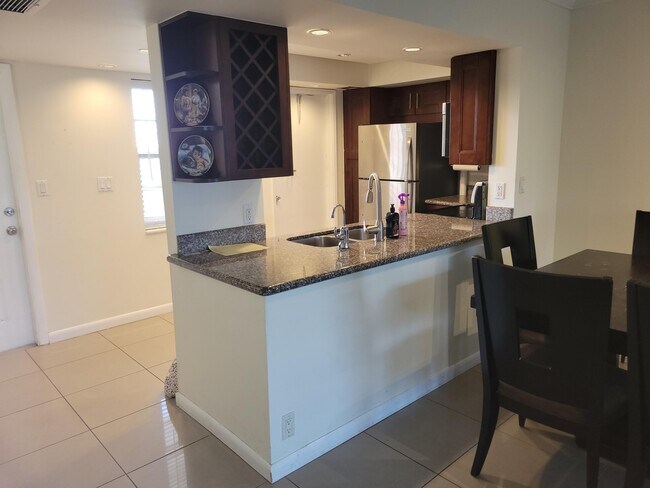 Building Photo - 3050 N Palm Aire Dr