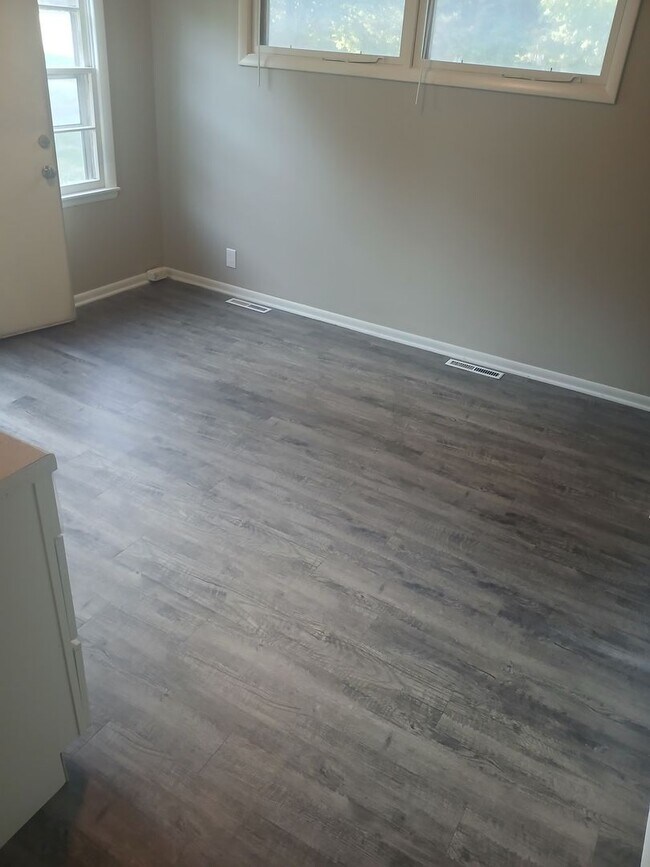 Building Photo - AVAILABLE NOW! Beautiful 3 Bedroom Home in...