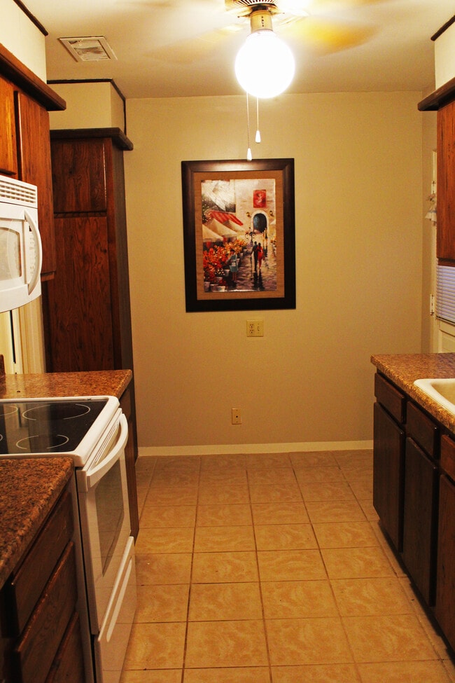 Building Photo - 921 N Halagueno St