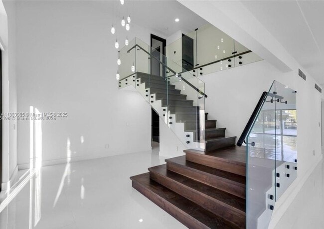 Building Photo - 406 Holiday Dr