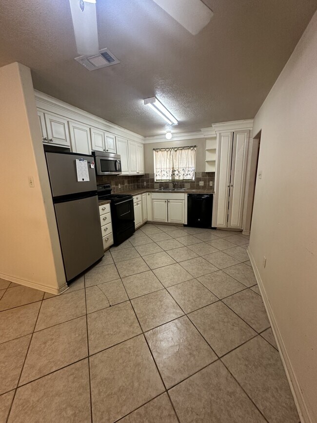 Building Photo - 1206 Tom Dee St