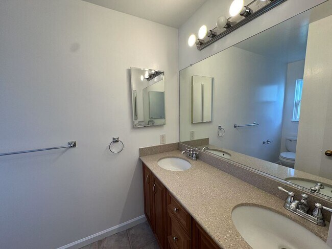 Building Photo - 1450 Meadow Ln