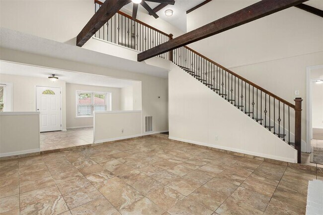 Building Photo - 831 Silverpines Rd