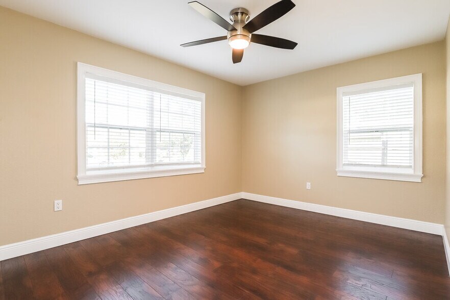 Building Photo - 10209 N Fleetwood Dr