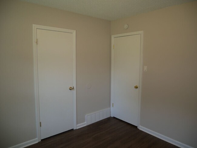 Building Photo - 2011 Coral Hills Dr