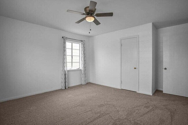 Building Photo - 3/1/1 close to medical and Texas Tech. Neutral colors.. Updated bath