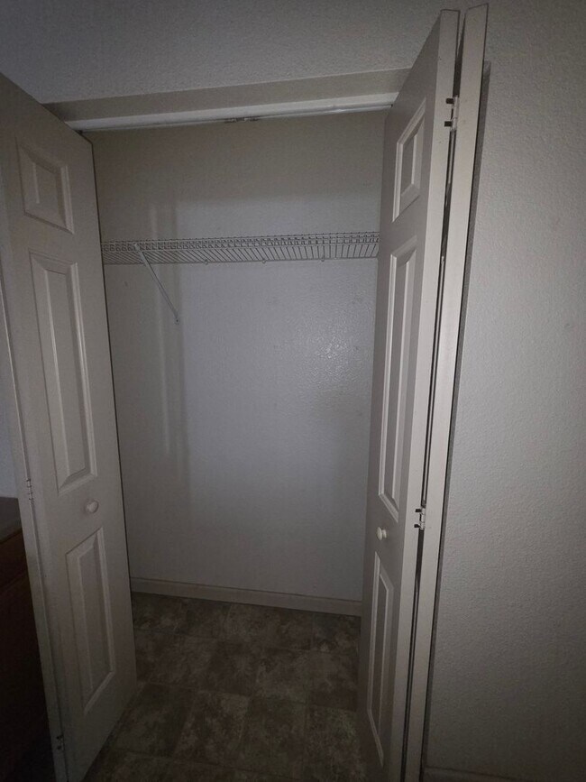 Building Photo - Discover your dream Townhome in Manitowoc!