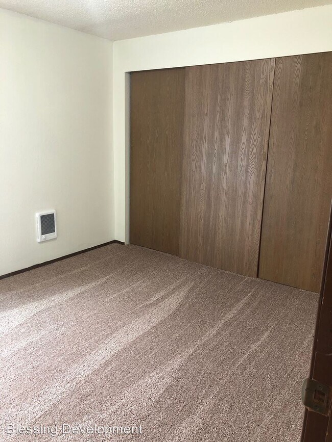Building Photo - 2 br, 1 bath Apartment - 404 27th St SE