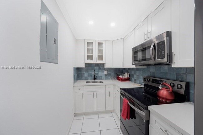 Building Photo - 3000 Riomar St