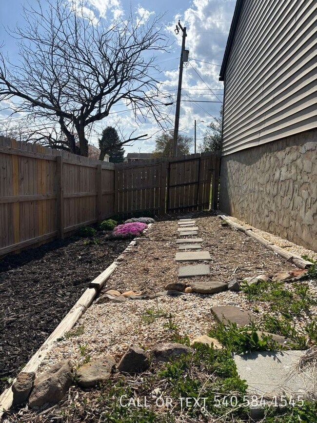 Building Photo - 3615 Ellen Dr