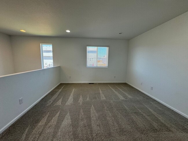 Building Photo - Newer 3 Bedroom plus loft in Paint Brush Hills