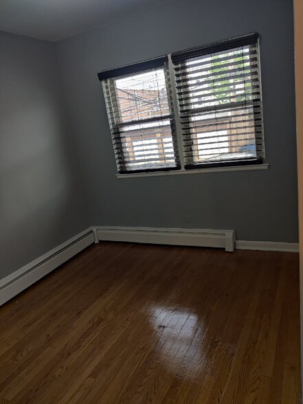 Building Photo - 4249 N Kedvale Ave