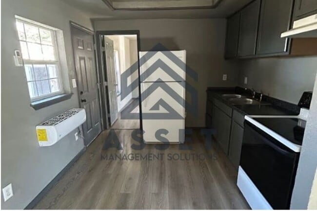 Building Photo - 2 Bedroom Home Available!