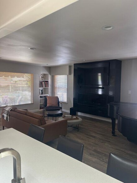 Building Photo - 3203 Madera Ave