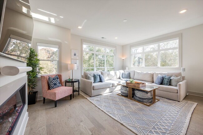 Building Photo - Luxury Living with amazing views!