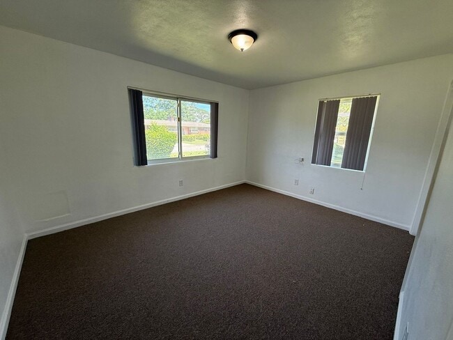 Building Photo - Pensacola - Lakeview - 3 bedroom, 2 bathroom