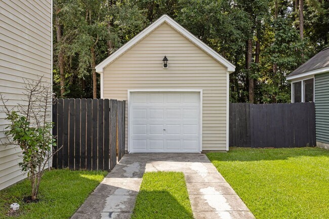 Building Photo - Charming Summerville Rental